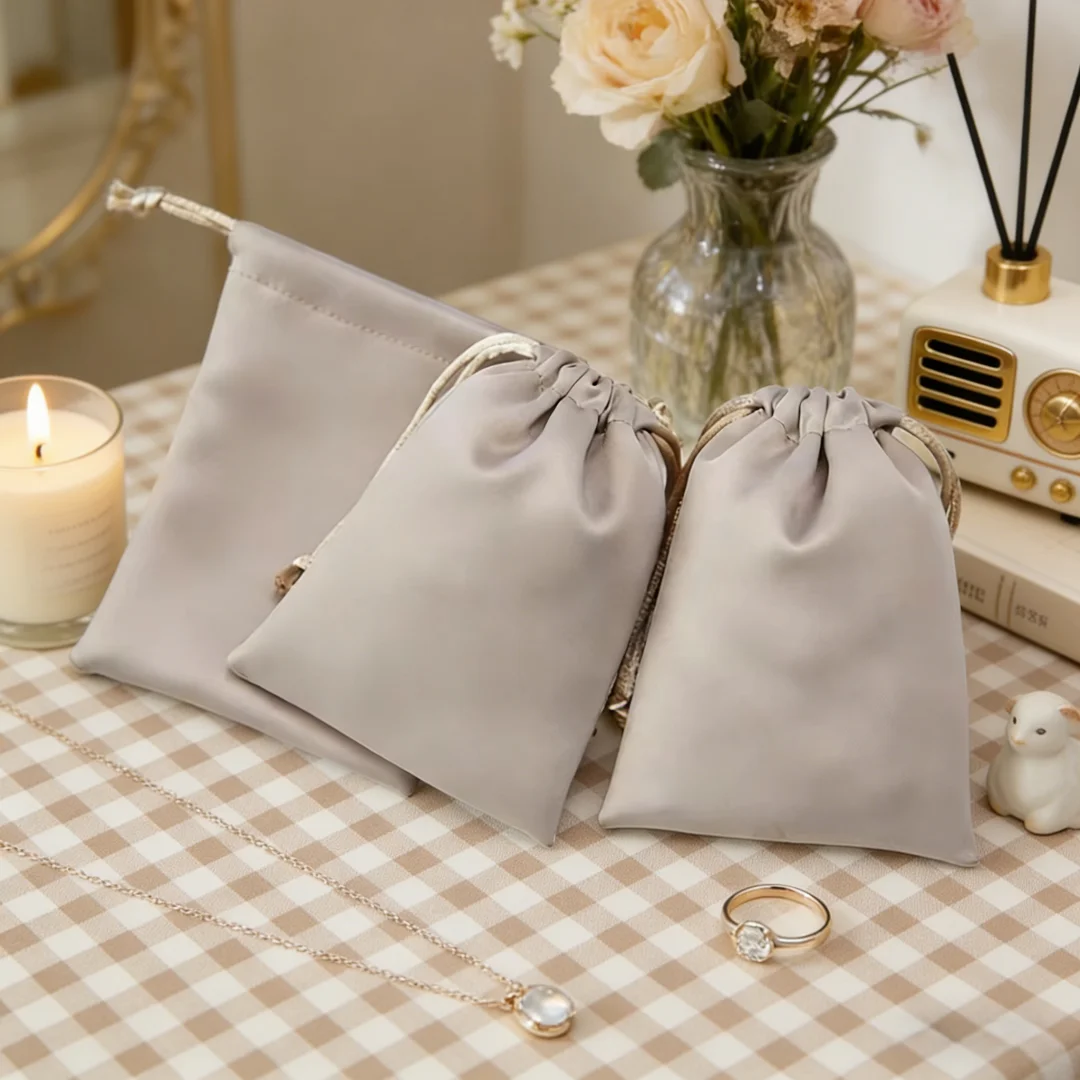 10 Stück elegante Schmuckaufbewahrungsbeutel aus Satin mit Kordelzug für Anhänger, Charms, Ohrringe, Uhren, kleine Souvenirartikel
