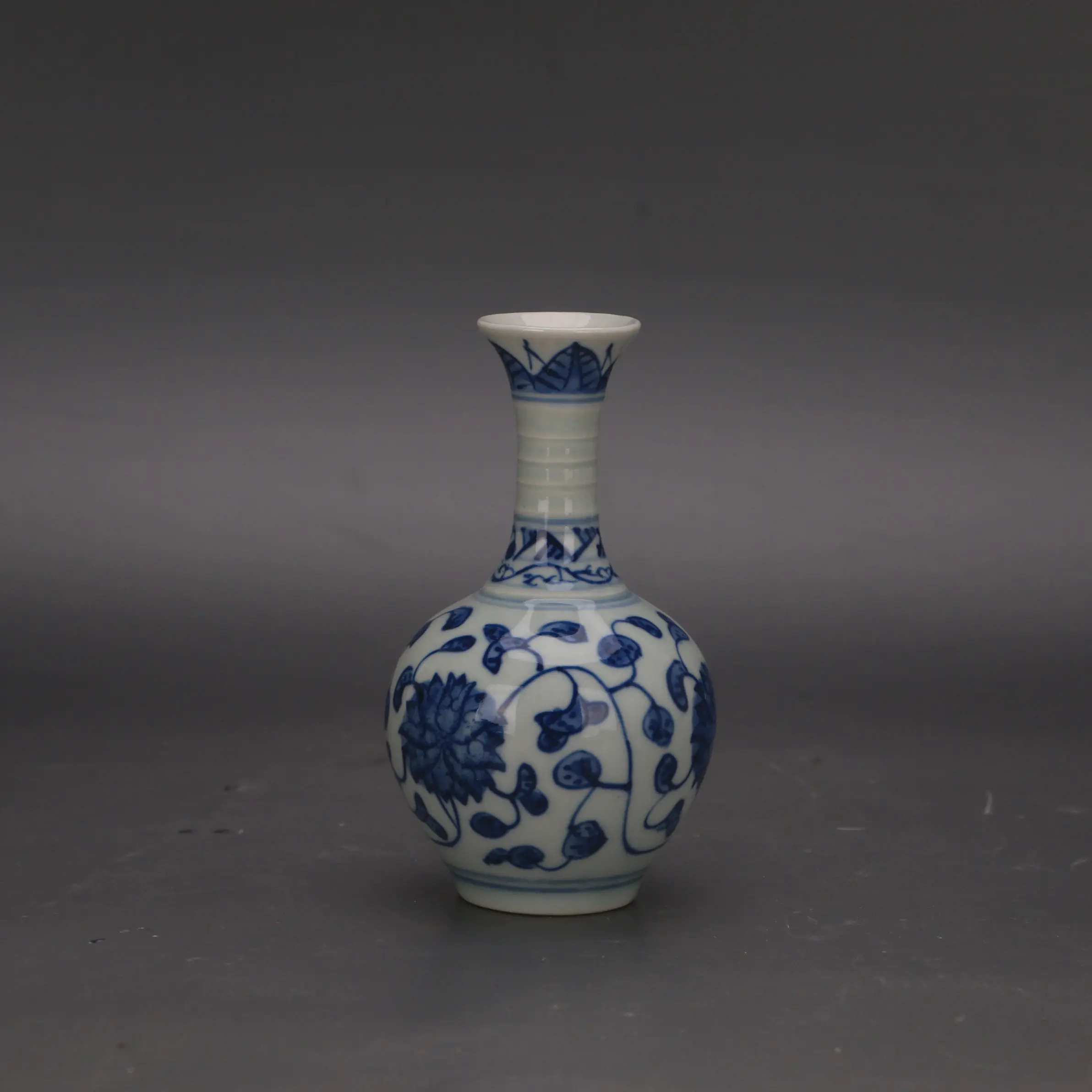 Wanli Style Hand Painted Blue White Interlocking Lotus Garlic Head Vase Porcelain Home Decor Collectible