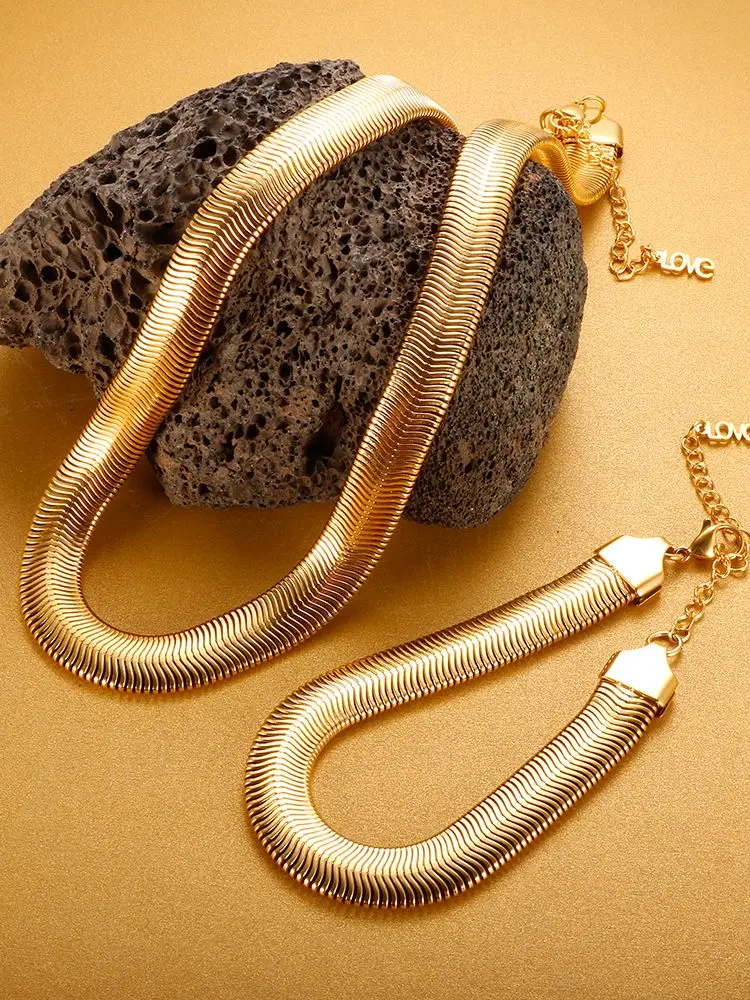 Edelstahl-Halskette, minimalistische metallische Textur, Schlangenkette, 18 Karat vergoldet, flach, dick, Halsketten, Armband für Unisex-Schmuckset – Detail 13