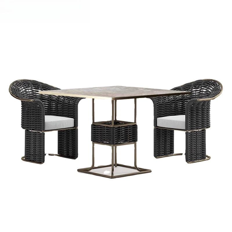 مجموعة طاولة وكرسي من الروطان في الفناء الخارجي، شرفة كلاسيكية، شارع تجاري