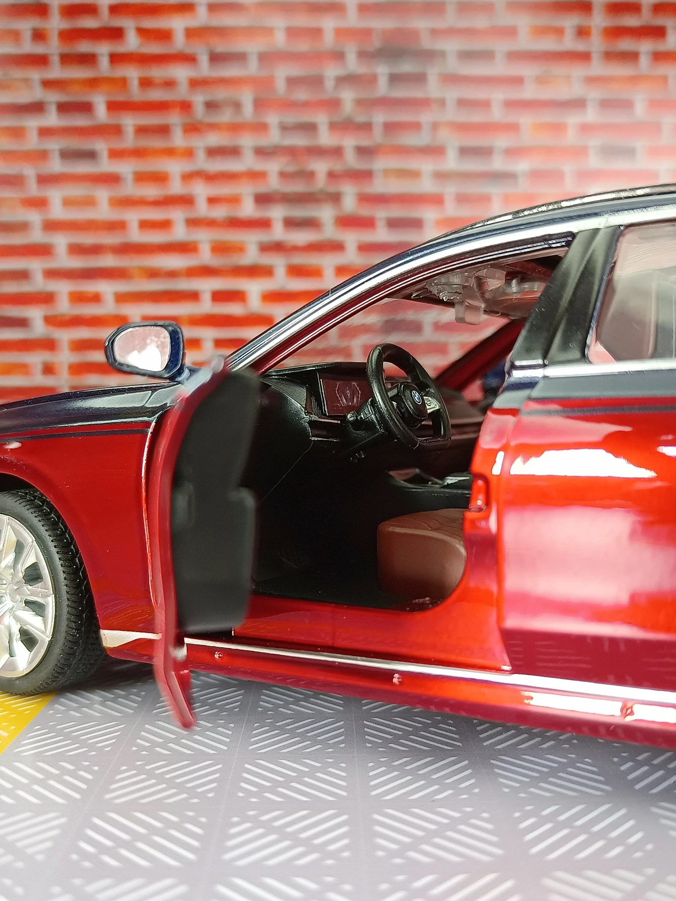 CCA 1:24 simulation BMW i7 G70 Alloy Car Model, doors and engine hood, trunk can be opened has simulated sound and lighting - view 6