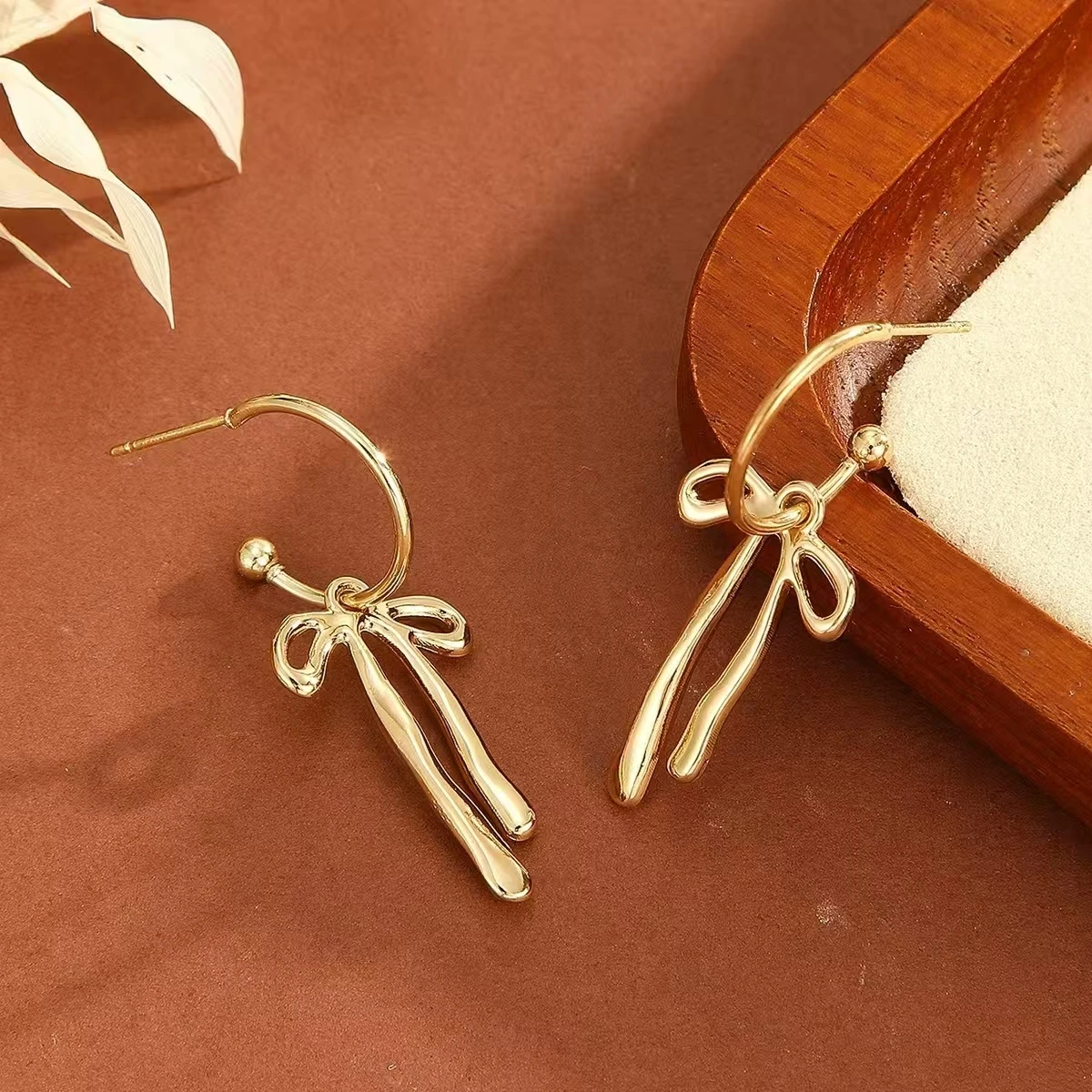 زوج من الأقراط بعقدة فيونكة - ترصيع شرابة ذهبية عتيقة وناعمة ومتعددة الاستخدامات لارتداء المجوهرات اليومية. #3