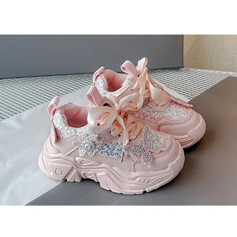 أحذية رياضية للفتيات 2025 ربيع وخريف جديد مطرزة على شكل فراشة قابلة للتنفس خفيفة الوزن كاجوال أحذية أطفال عصرية