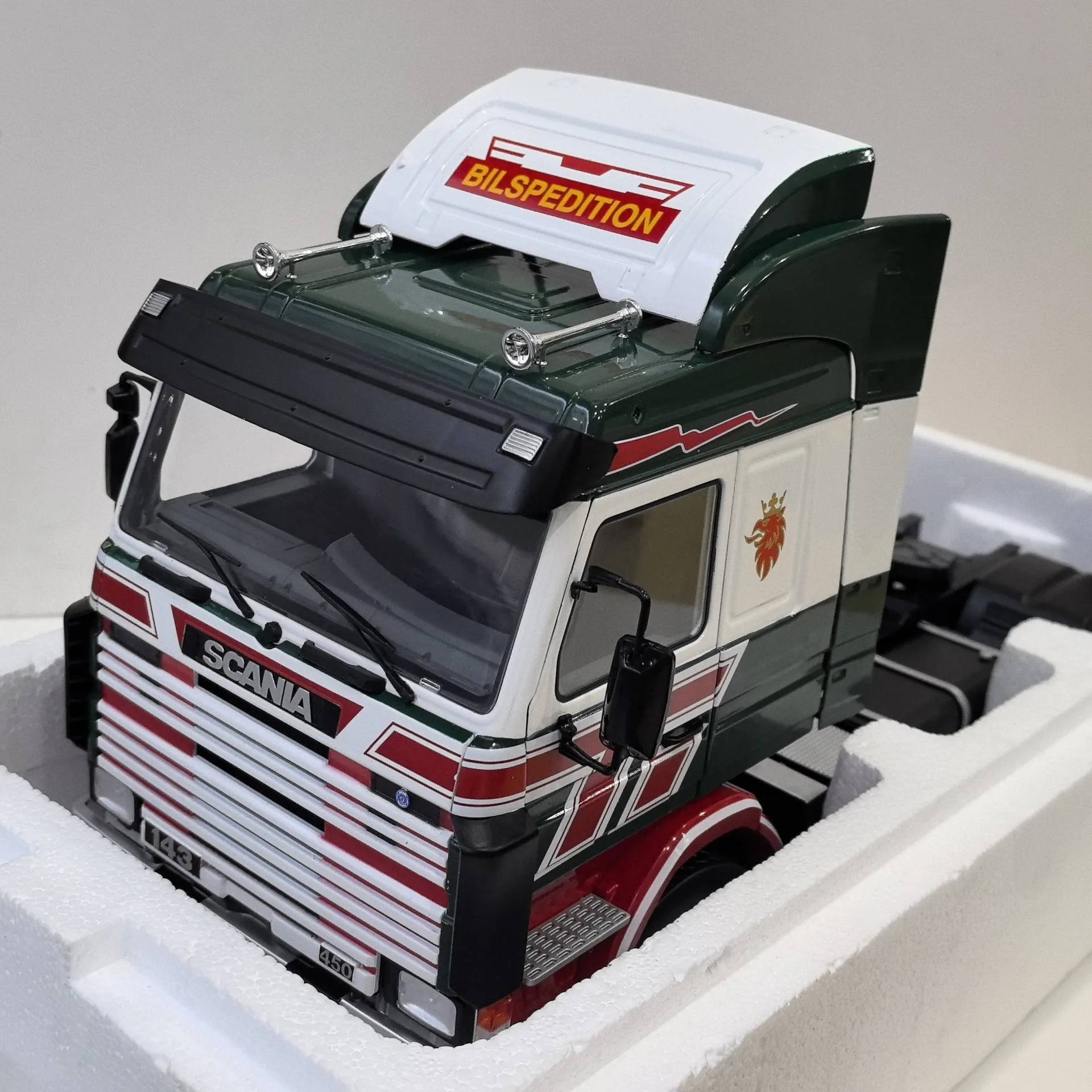 

Diecast MCG 1/18 Scale SCANIA 143 Scania Tractor Truck Alloy Car Model Collectible Toy Gift Souvenir Display Ornament