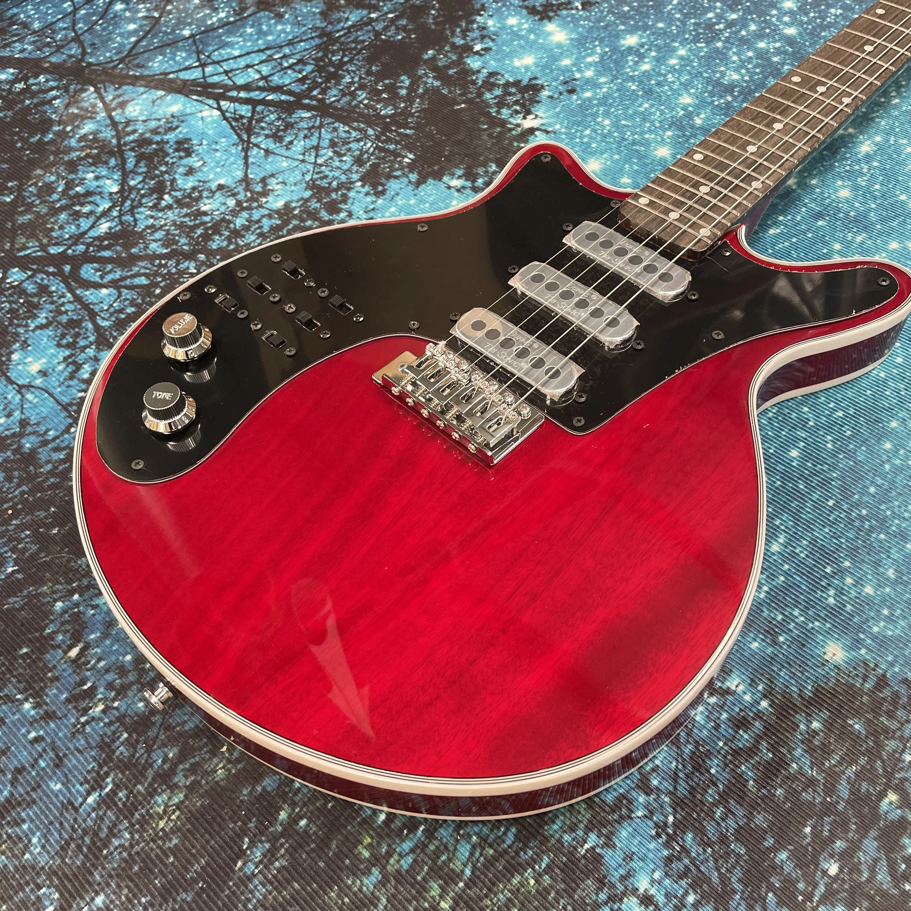 Cherry red electric guitar, with a thickened C-shaped neck made of maple wood and 24 frets guitars, featuring silver hardware gu