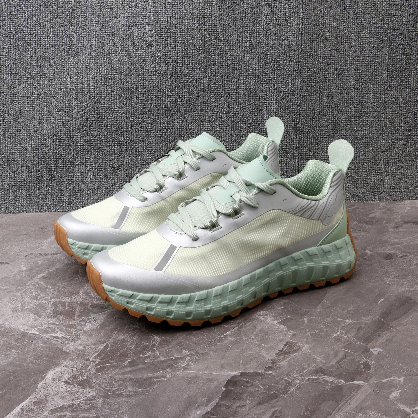 Breathable, lightweight, unisex professional track and field running shoes for marathons and training. Excellent quality.