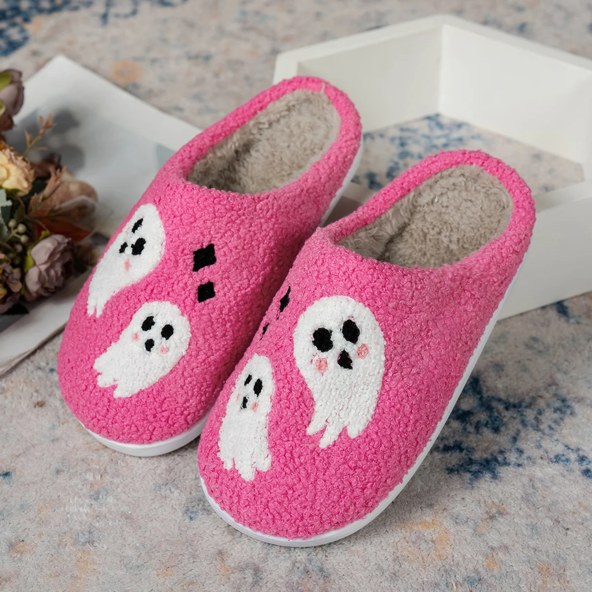 Niedliche rosa Geister-Halloween-Hausschuhe für Damen, weiche, flauschige, warme, rutschfeste Innen-Hausschuhe zum Überziehen für Paare – Detail 2