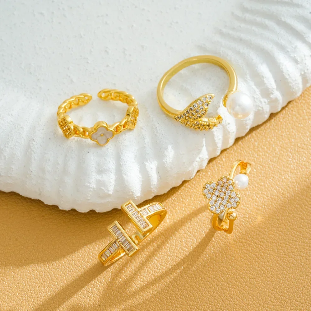 يحدد خاتم الزهرة ذو الأربع أوراق ذات القشرة الحلوة والجميلة على سحرًا أنيقًا أنيقًا وجديدًا.