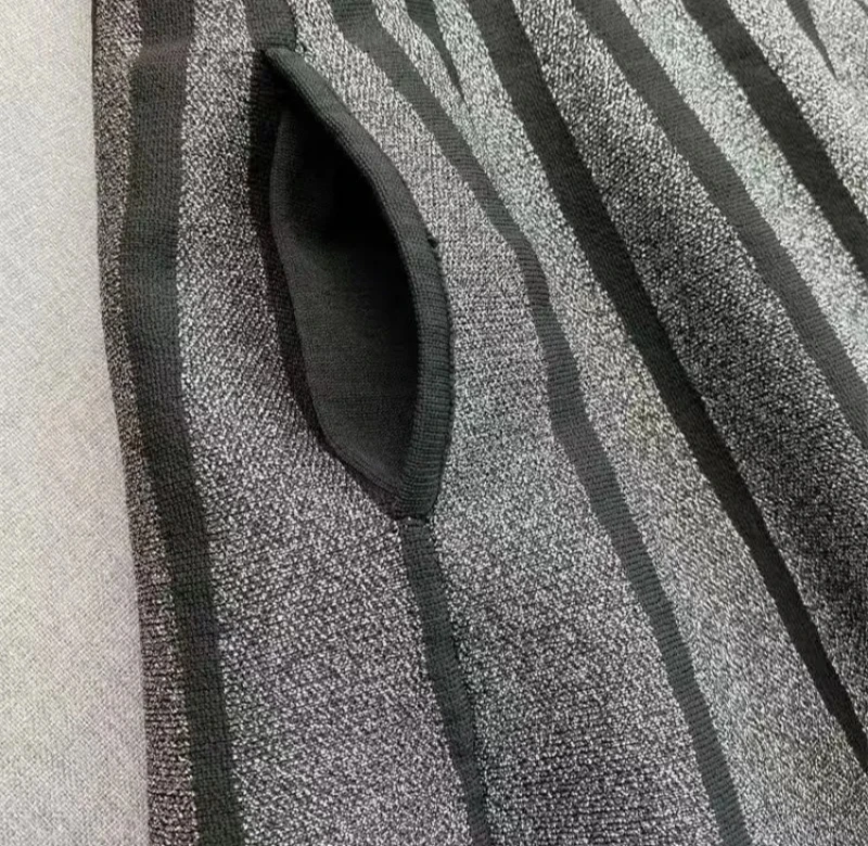 เดรสสั้นทรงเข้ารูปสีตัดกันสไตล์แฟชั่นสำหรับผู้หญิง เทรนด์สตรีทแวร์ ดีไซน์ลายทางถักนิตติ้ง ให้ลุคที่ดูมีสไตล์