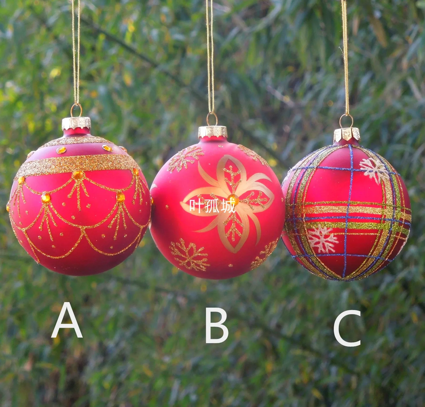 

Рождественский кулон со стеклянным шаром и красной росписью