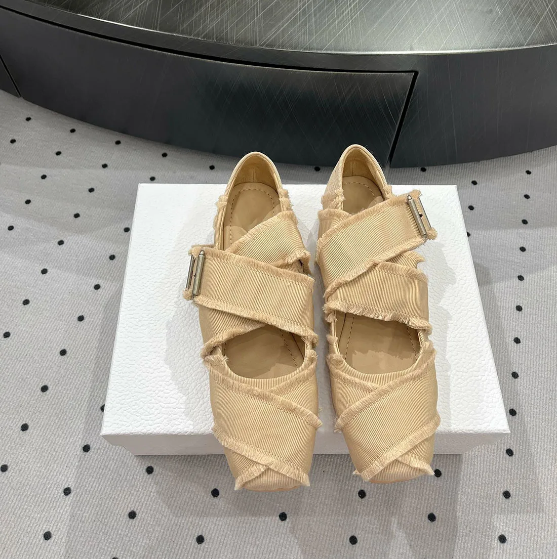 

2024 Spring/Summer New Flat Bottom Ballet Shoes Women's Solid Color Square Head Cross Wrapped Strap Fashion Design Single Shoes