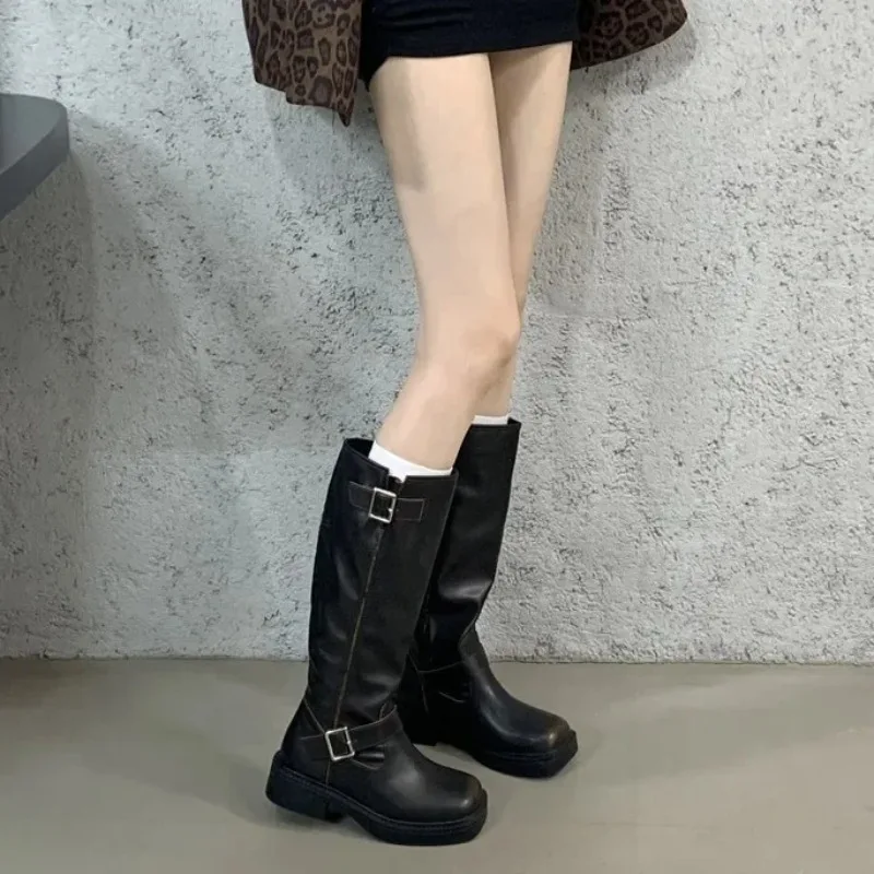 

Длинные сапоги с поясом в стиле ретро, женские осенне-зимние модные универсальные верхняя одежда в рыцарском стиле, кожаные сапоги до колена из микрофибры