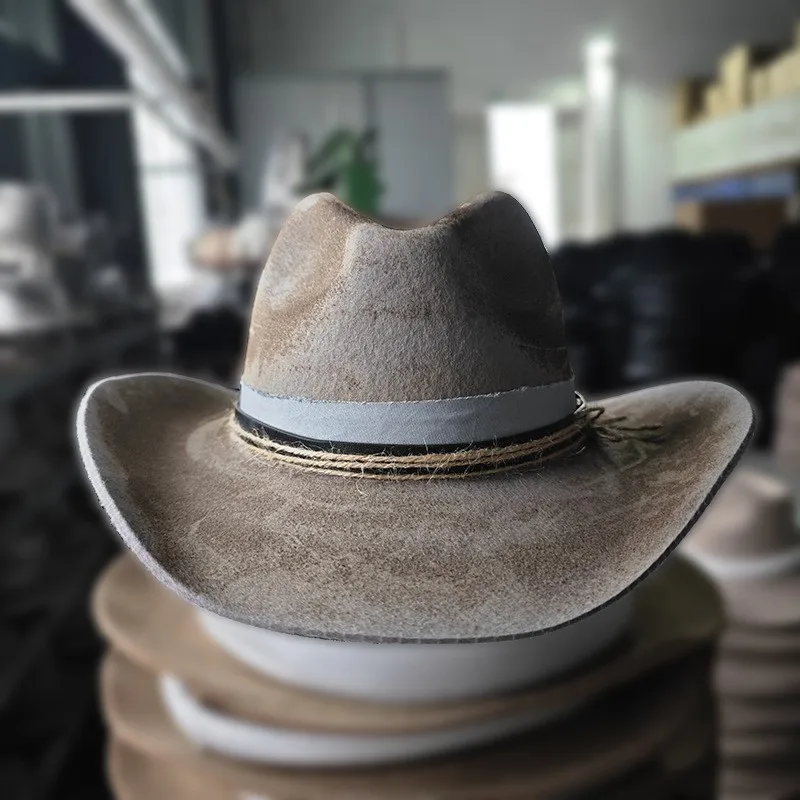 A fashionable style of felt hat with upturned edges
