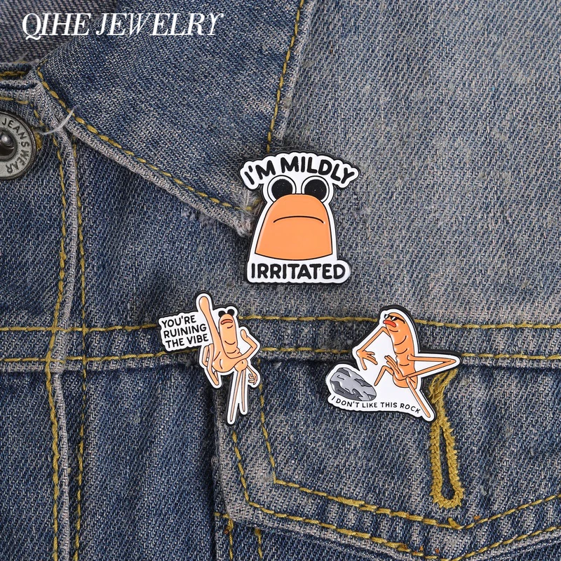 Pin de esmalte de Marcus The Worm con diseño de gesto de dedo medio 'Estás arruiniando el ambiente' y la frase 'Estoy ligeramente irritado', broche, insignia de joyería para bolsos y solapas