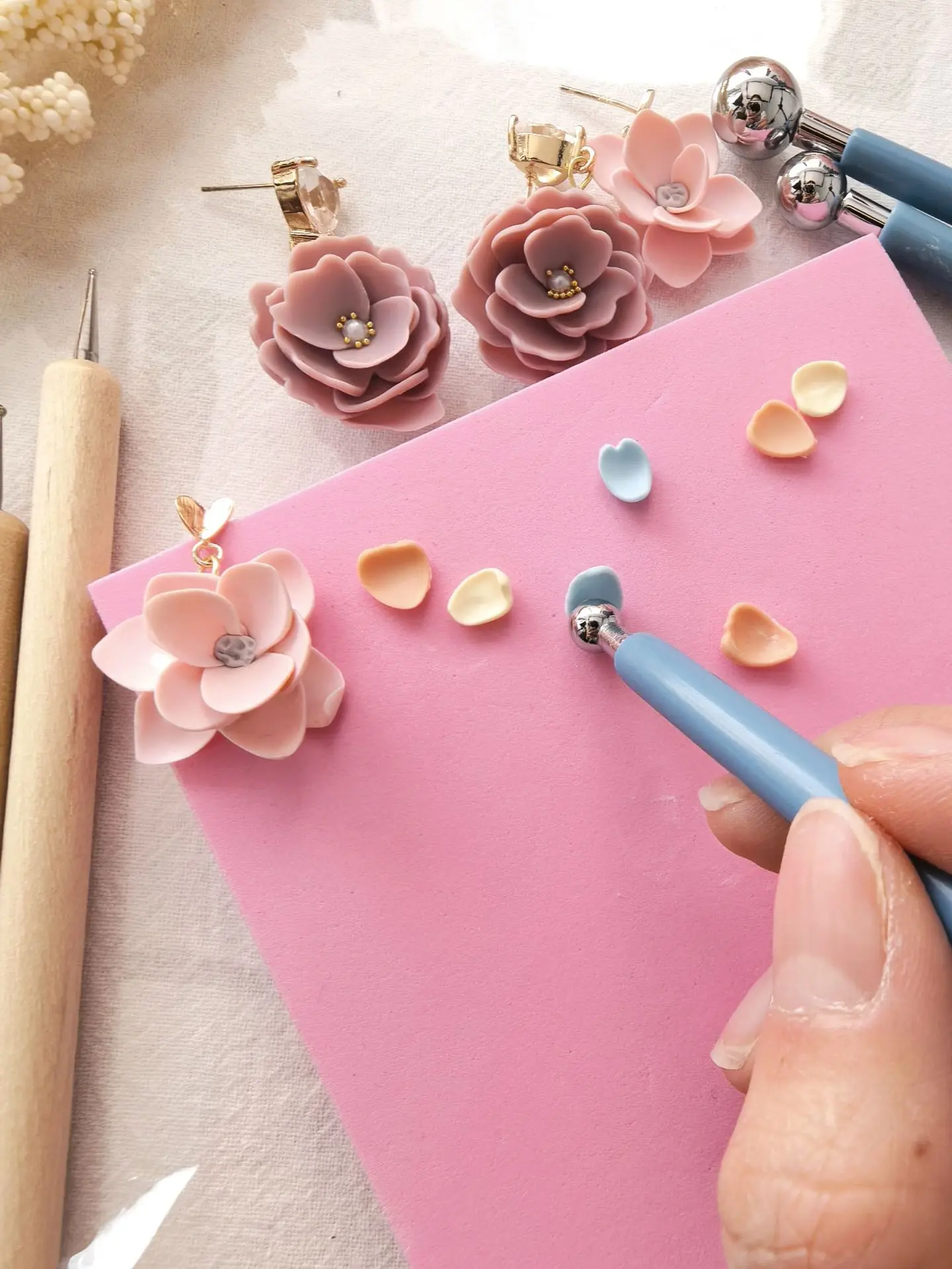 10 x 10 cm große PLA-Arbeitsmatte mit Antihaftbeschichtung für die Herstellung von Blumen und Blütenblättern aus Polymer-Ton – Gelb- und Rosa-Bastelunterlage für Schmuck und Ohrringe – Detail 5