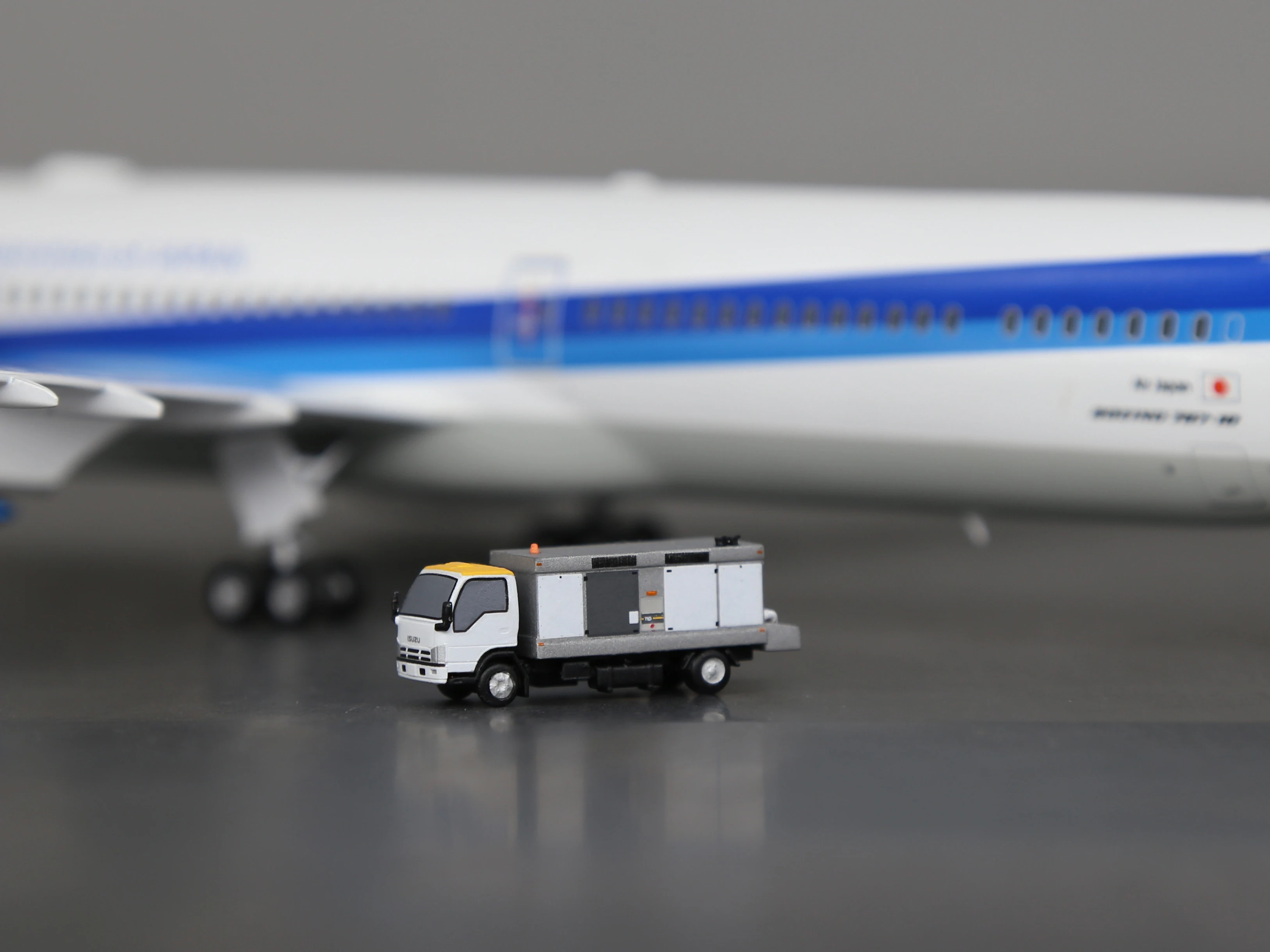 maquette-d'avion-a-l'echelle-1-200-vehicule-isuzu-asu600-modele-3d-imprime-fini