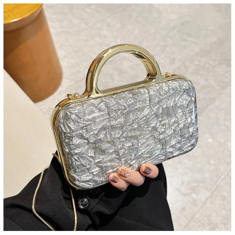 حقيبة يد نسائية عصرية بنمط زجاجي لعام 2025 حقيبة كتف مربعة الشكل حقيبة كروس من مادة PVC حقيبة مأدبة لامعة