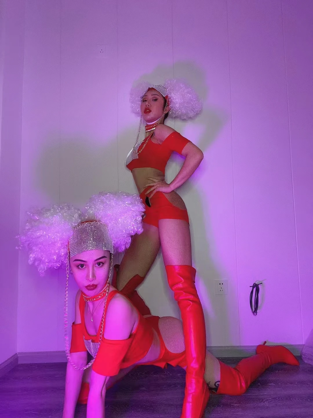 나이트 클럽 바 댄서 팀 고고 댄스 의상 섹시한 무대 착용 레드 라인 석 탑 반바지 헤드 기어 쇼 축제 레이브 의상