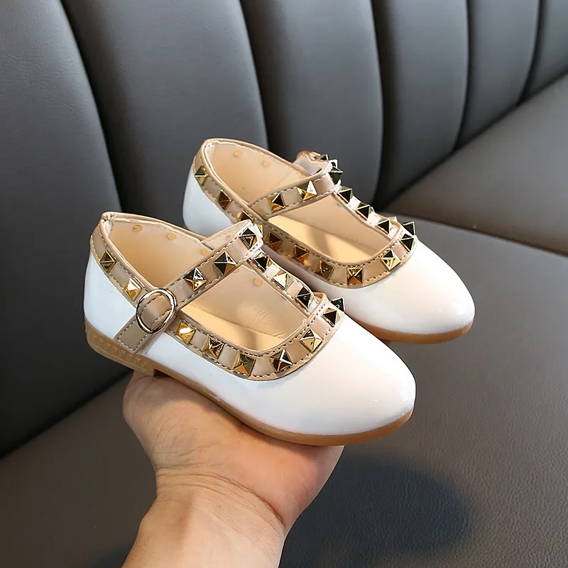 Scarpe in pelle per bambini Rivetto alla moda Scarpe da principessa per ragazza elegante Scarpe basse versatili per bambini di tendenza causale antiscivolo classiche