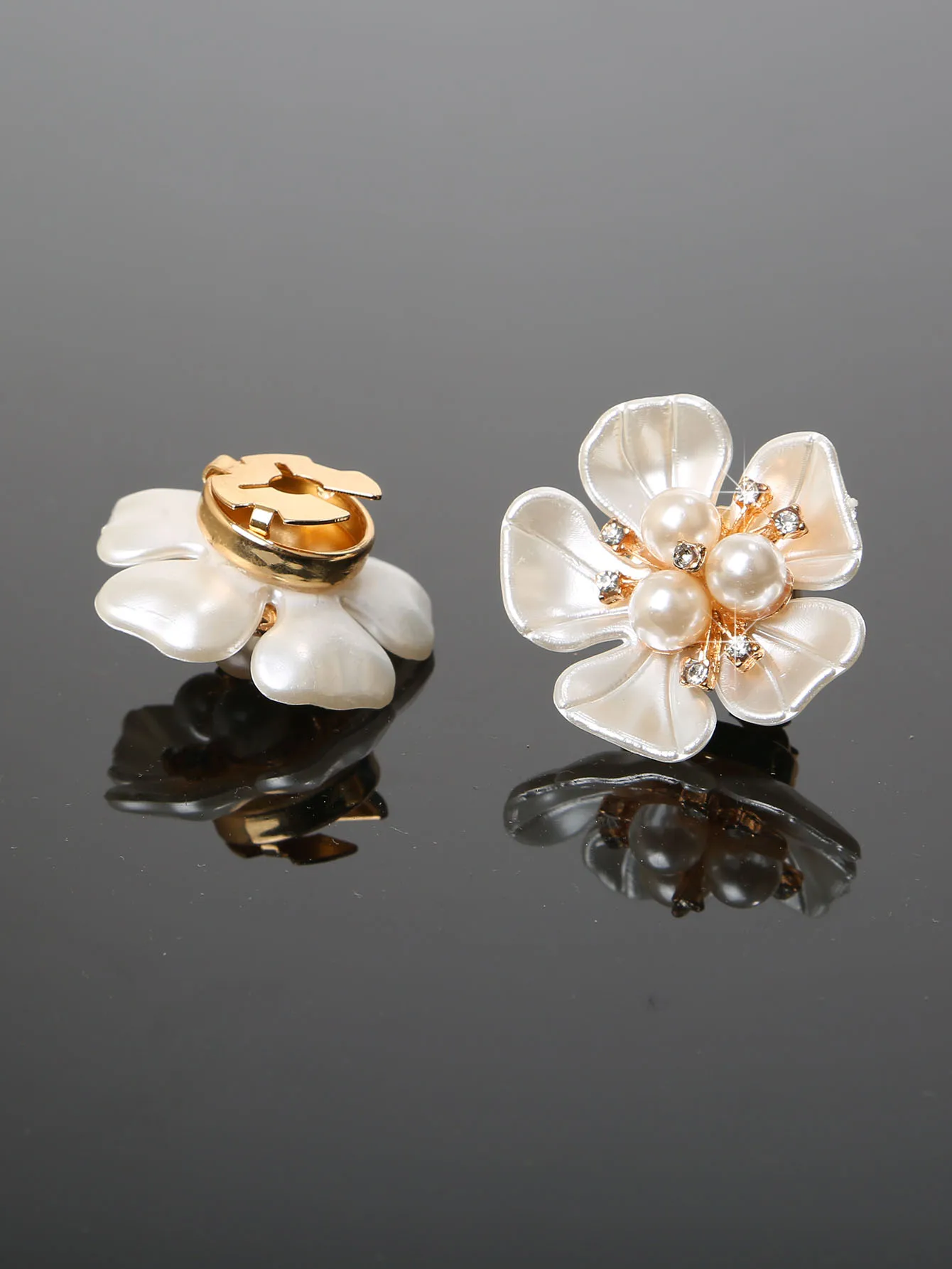 2Pcs Luxury Imitation Shell Pearl Flower Shirt Sleeve Button Elegant Copper Cufflinks Button Cover Accessories for Women and Men