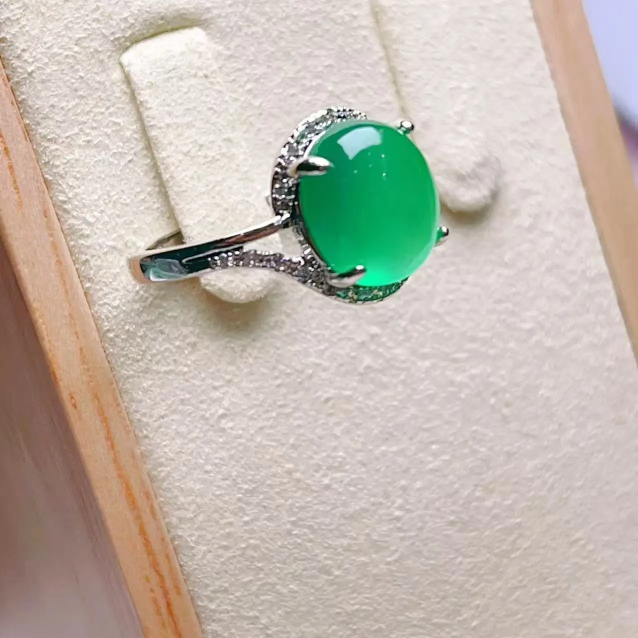 

Jadeite ice full green luxury inlaid egg surface ring ice transparent water thick full light luxury versatile