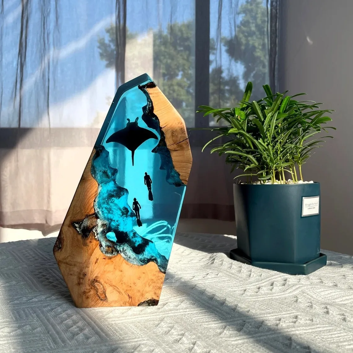 Underwater World Manta Rays Couple Diver Epoxy Resin Wooden Lamp Sculpture Home Atmosphere Decoration Crafts
