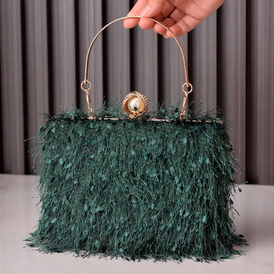 Bolso de mano con plumas verde oscuro, asa dorada y detalles de perlas para eventos formales