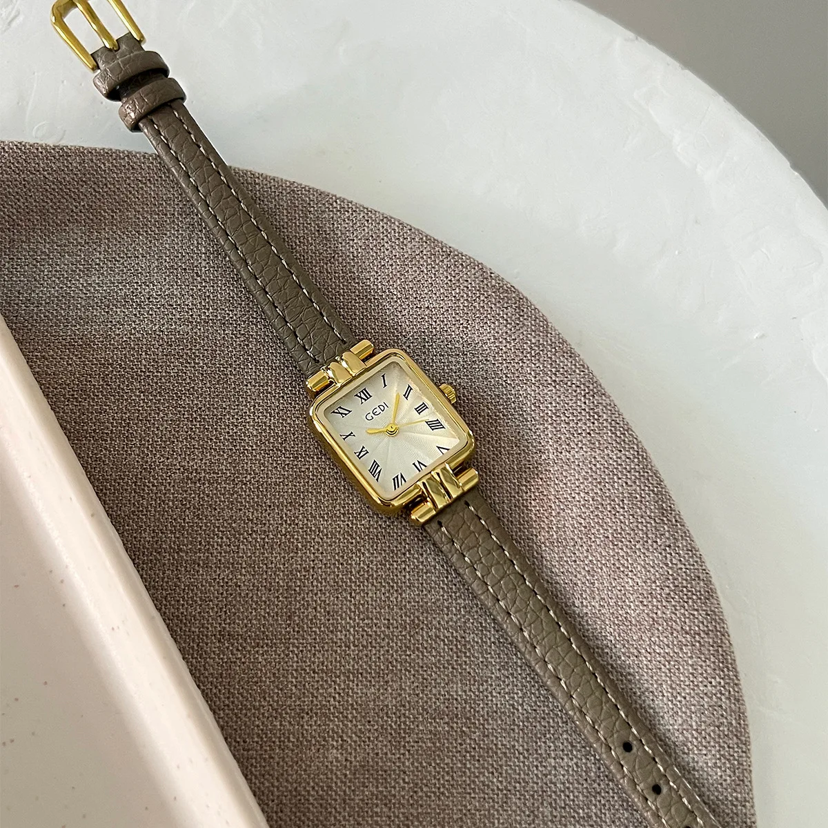 GEDI Watch Women Fragrant French Retro Dial Exquisite Leather Waterproof Premium Sense Simple Female Fashion Quartz Watches Gift