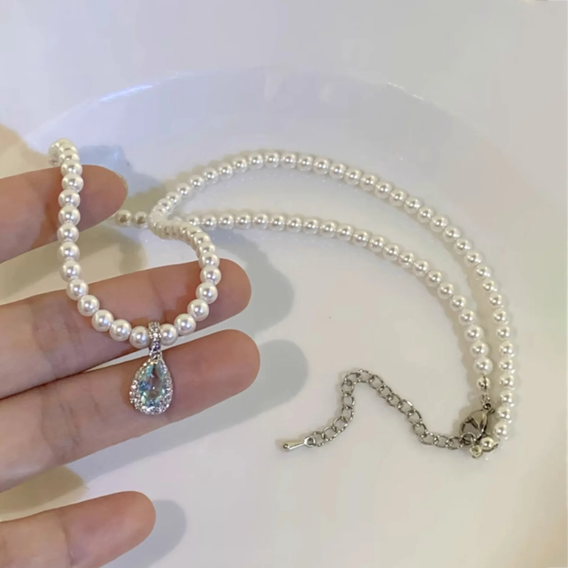 Angel's Tears ~ Cadena de clavícula con perlas y gota de agua para mujer, cadena ligera de lujo con diseño de nicho, cadena para el cuello con temperamento, nuevo collar de alta gama