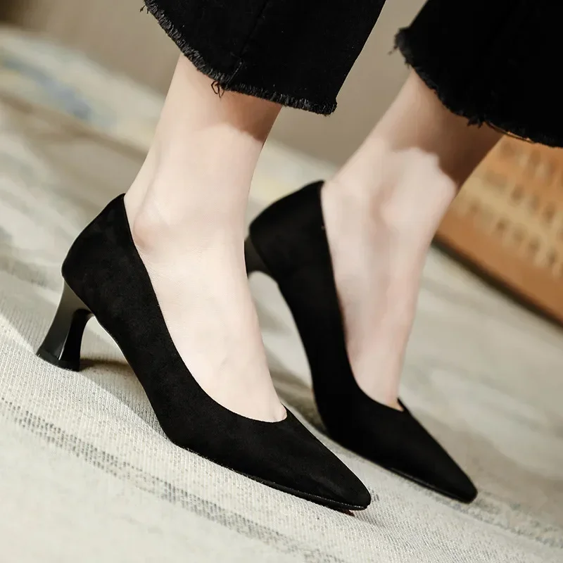 salto-alto-2025-novo-camurca-preta-saltos-grossos-sapatos-de-boca-rasa-primavera-e-verao-dedo-do-pe-apontado-trabalho-de-escritorio-sapatos-formais-para-mulher