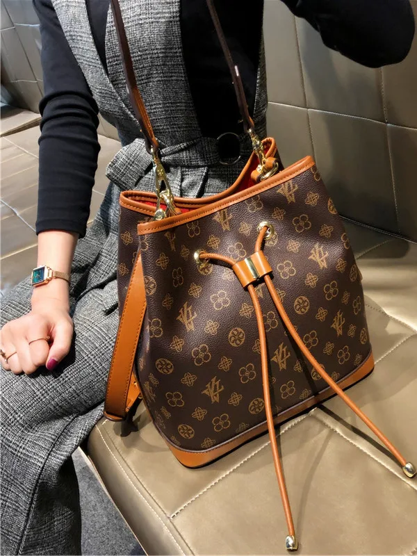 

LV VS Hong Kong 2024 New Ladies High-End Leather Handbag Personali Matched Crossbody Single oulder Bag Faionable Buet...
