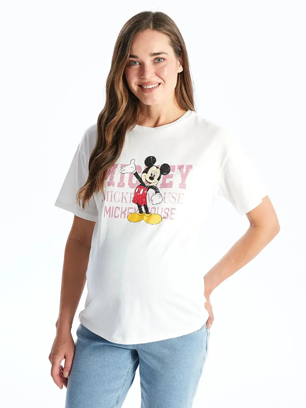 

Летняя новинка 2026: Спортивная футболка из чистого хлопка свободного кроя с классическим рисунком Микки Мауса (Дисней), красные шорты, желтые кроссовки, дизайн с большими ушами.