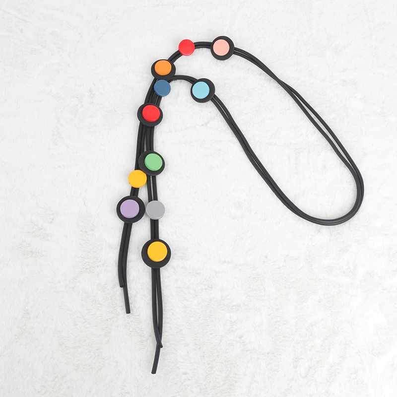 UKEBAY Bunte Anhänger-Statement-Halskette aus Gummi für Frauen, Moderner Boho-Modeschmuck für Party und Alltag, Einzigartiges Design – Detail 3