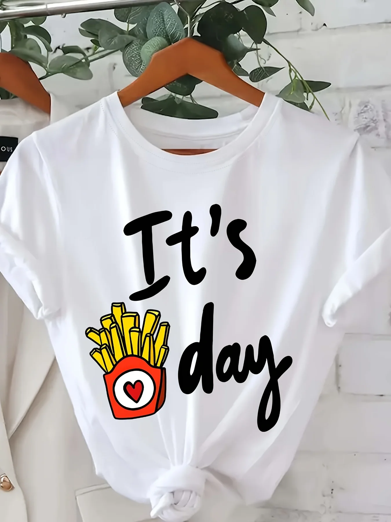 T-shirt grafica casual da donna con patatine fritte "It'S Day", girocollo a maniche corte, nera con design a cuore giallo e patatine fritte,