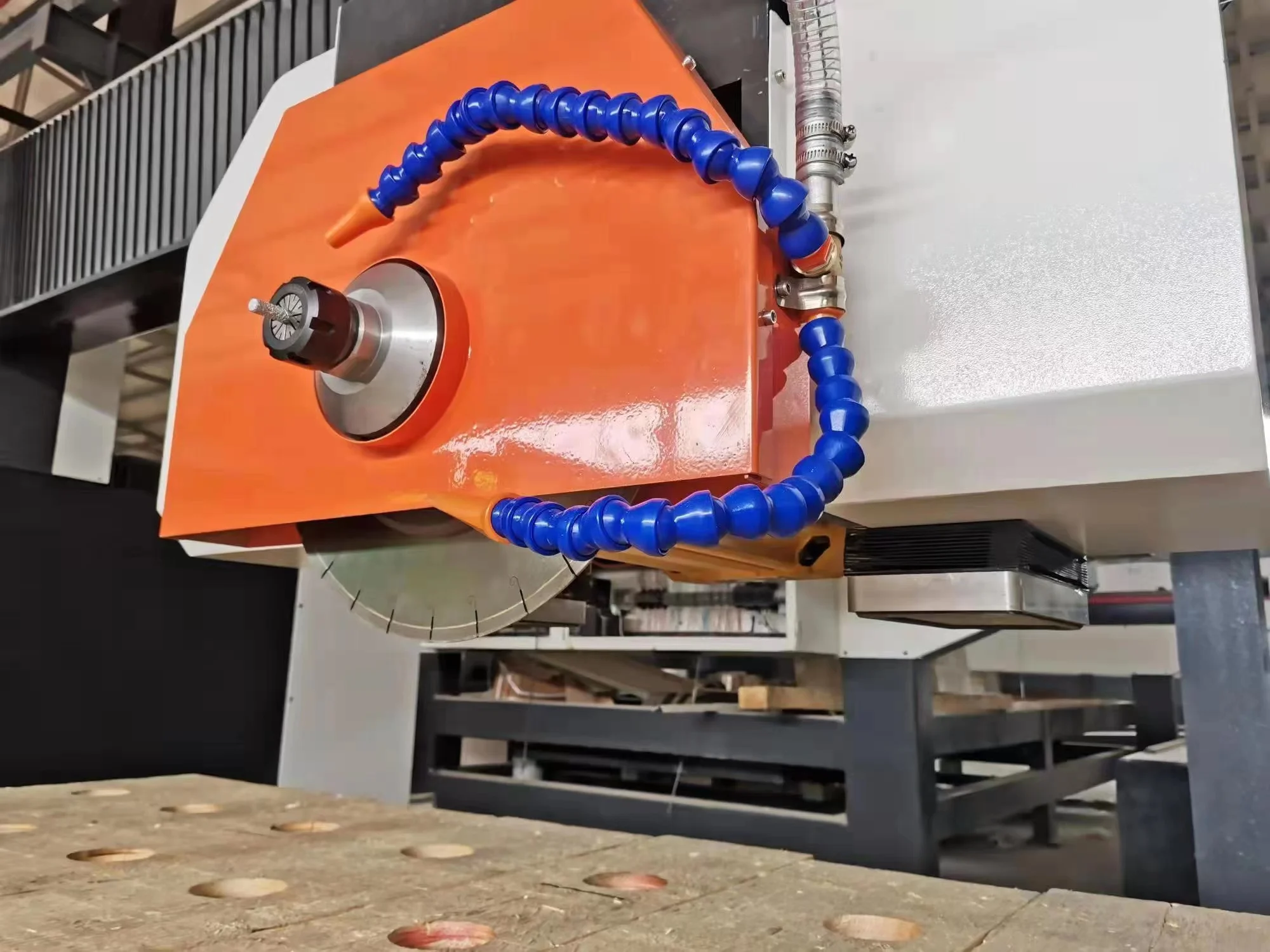 Serra de cinco eixos para cortar bancadas de cozinha, rotação da cabeça de esquadria de 45 graus, esquadria de 360 graus e 0-9 graus em qualquer ângulo