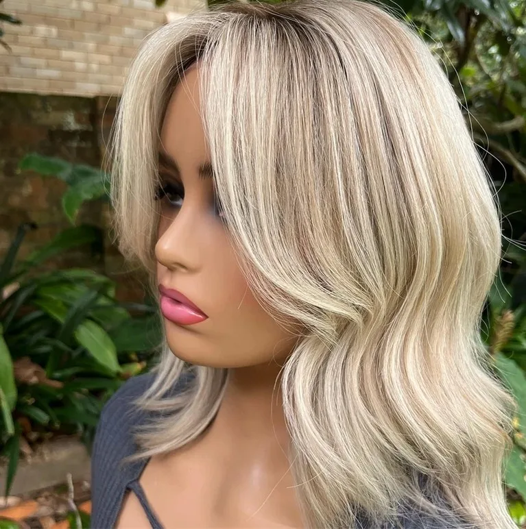 

Женские парики Светло-русые натуральные волны Синтетические кружевные фронтальные парики Женский парик на плечо с предварительно выщипанной линией волос с темными корнями