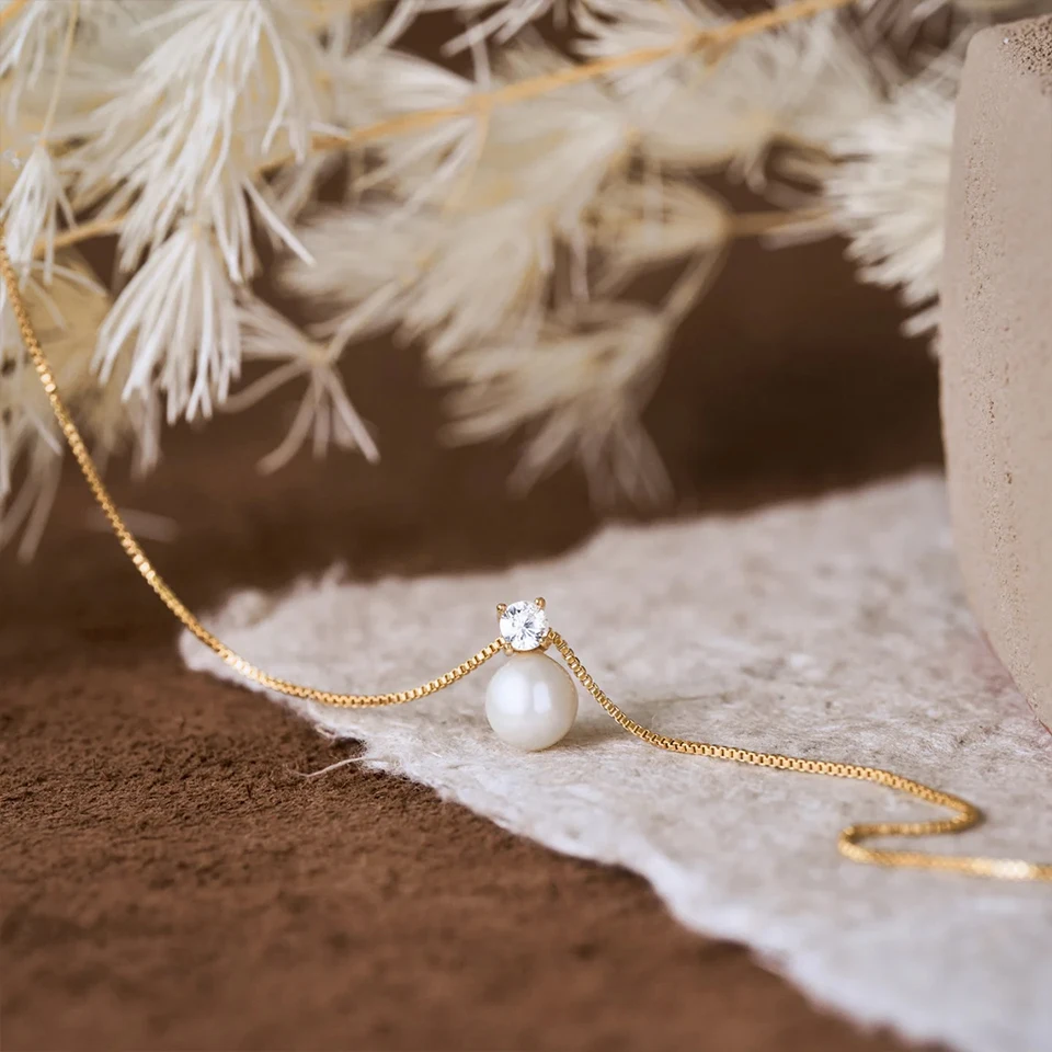 Hiraeva Leicht Luxuriöse & Minimalistische Perlen- und Zirkon-Halskette für Damen — Edelstahl-Schlüsselbein-Kette mit Anhänger-Schmuck – Detail 10