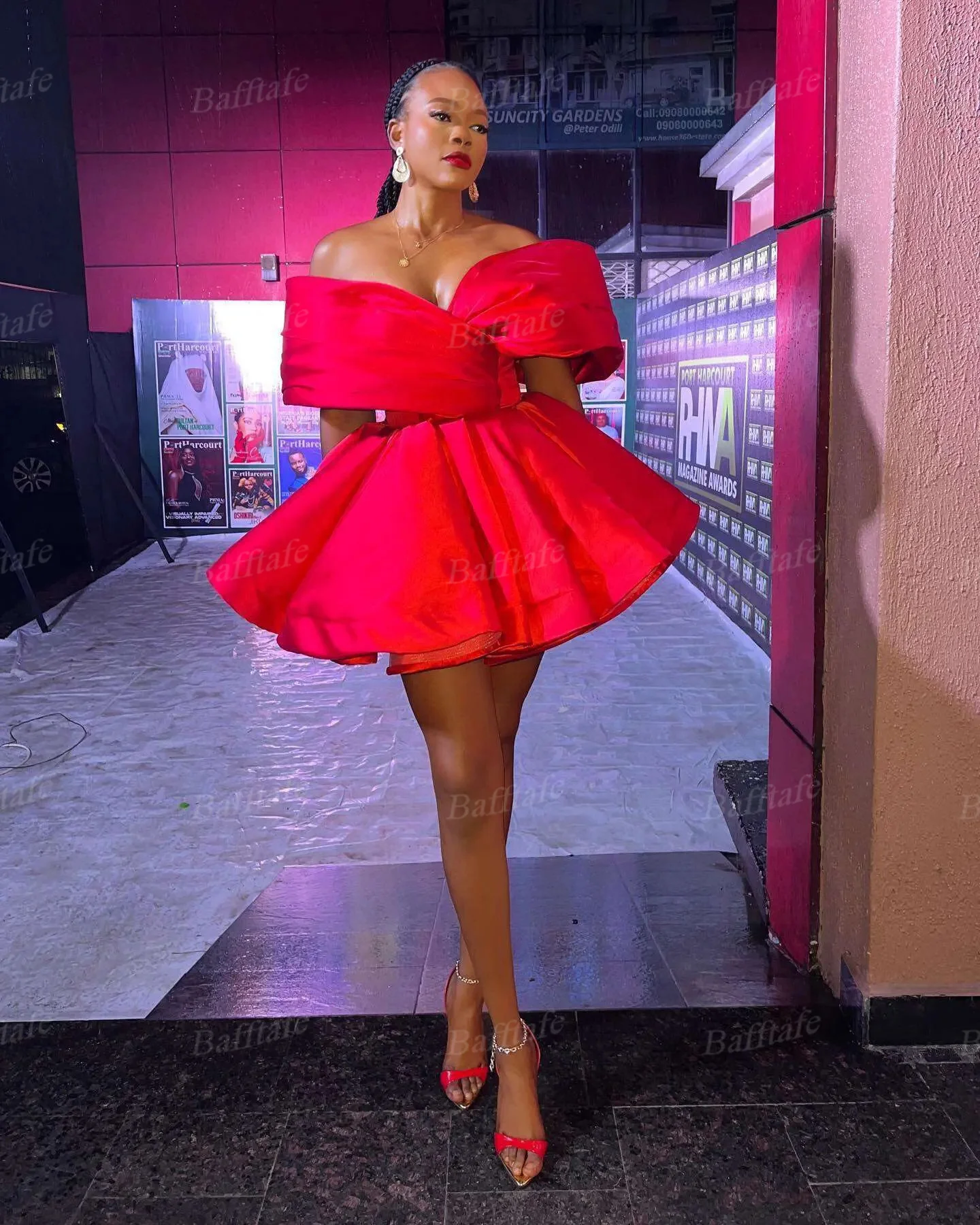 Bafftafe فساتين لحضور الحفلات الموسيقية من الساتان باللون الأحمر على شكل حرف A مخصصة قبالة الكتف فوق الركبة صغيرة لحفلات العودة للوطن مناسبة رسمية رداء حفلات 2025