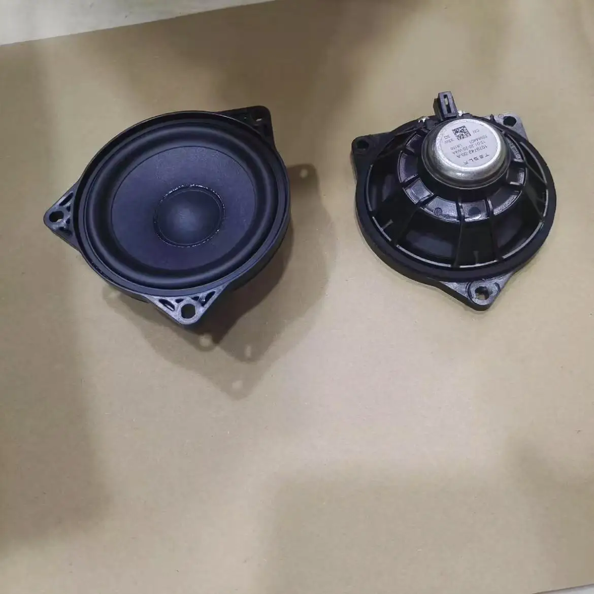 مكبر صوت متوسطي المدى مقاس 3.5 بوصة من Tesla Model 3/Y 1079742 -00-أ
