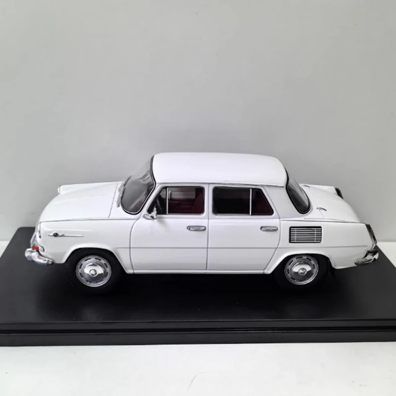 

WHITEBOX масштаб 1:24 1000 МБ сплав имитация модели автомобиля статическая коллекция украшенные праздничные подарки игрушки сувенирный подарок