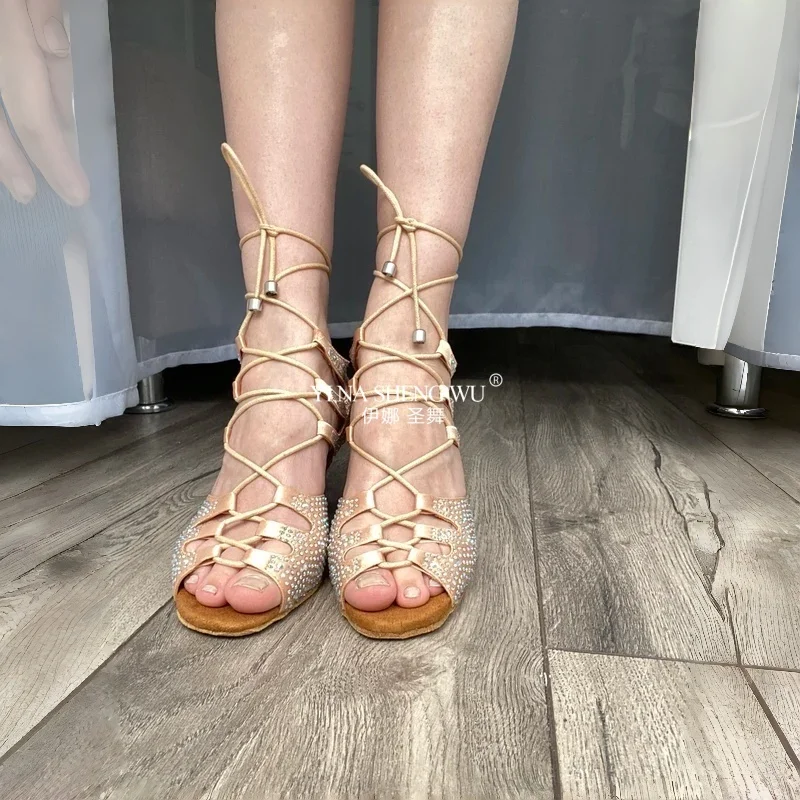 รองเท้าเต้นลาตินสำหรับผู้หญิง ผ้าซาตินสีเนื้อ ประดับคริสตัลขนาดใหญ่และเล็ก รองเท้าเต้นรำส้นบาน 9 ซม. สำหรับเท้าแคบ ปรับขนาดได้