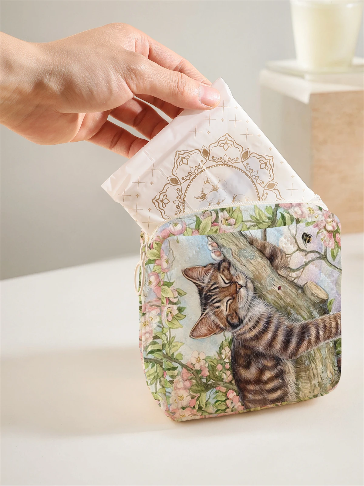 1 portable sanitary napkin storage bag, made of kitten pattern and diamond mesh material, lightweight women's tissue bag image 2