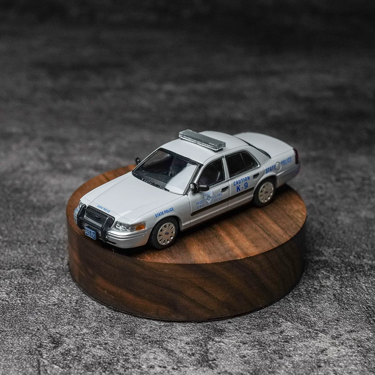 Rollin Diecast 1/64 Scale Ford Crown Victoria Rhode Island State Police K-9 Alloy Model Car Model Collection Gifts Display