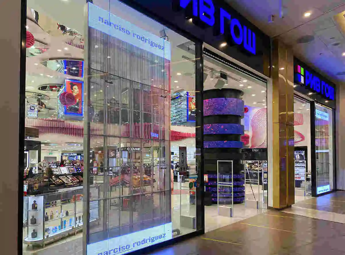 LED Flying Carpet DisplayInnovative Advertising Transparent Screen For Chain Store Luxury Clothes Jewelry Shop Glass Window Door
