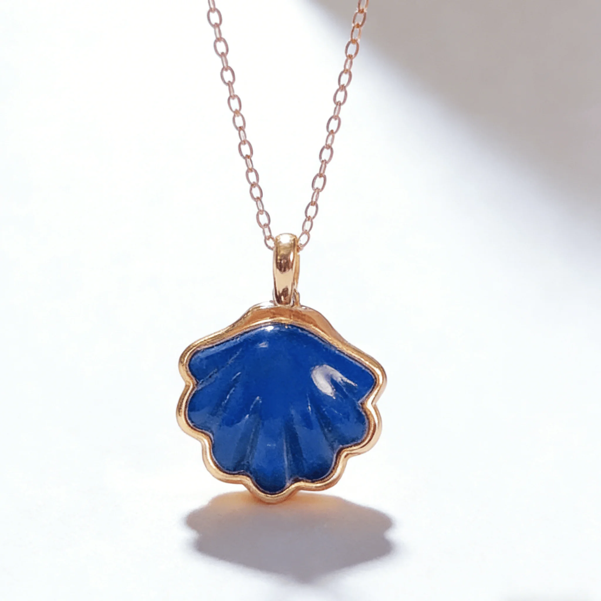 

Натуральный доминиканский синий янтарный кулон из стерлингового серебра с дизайном в виде листа гинкго, маленькое элегантное украшение для повседневной носки, подарок.