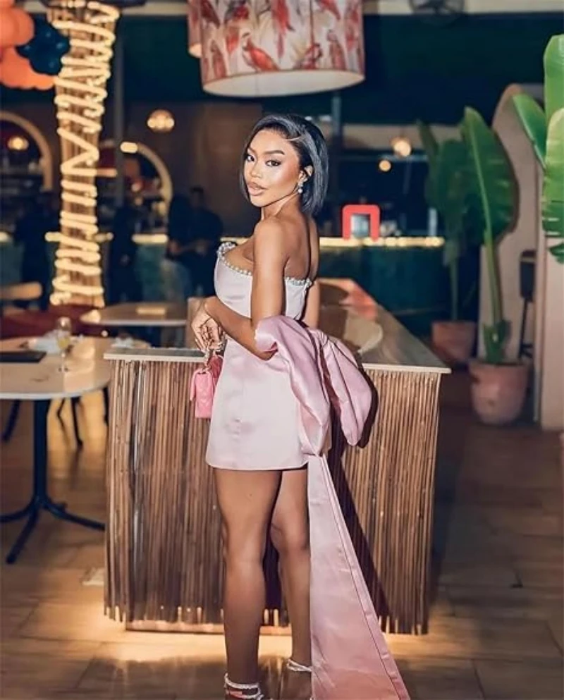 فساتين حفلة موسيقية من الساتان بدون حمالات، فستان كوكتيل قصير على شكل حرف A مع فيونكة مطرزة صغيرة لحفلات العودة للوطن، فستان سهرة