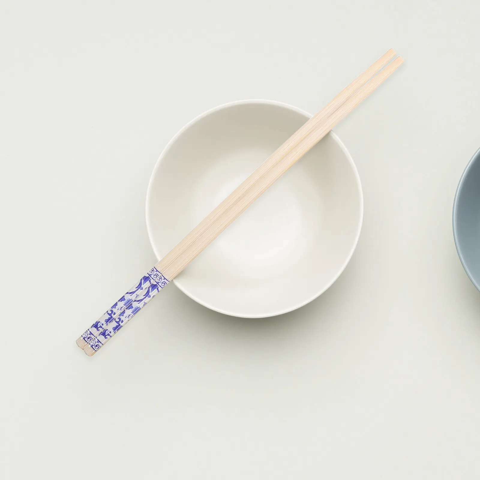 100Pairs Lightweight Biodegradable Bamboo Chopsticks Chinese Blue White Porcelain Pattern Disposable Chopsticks for Asian