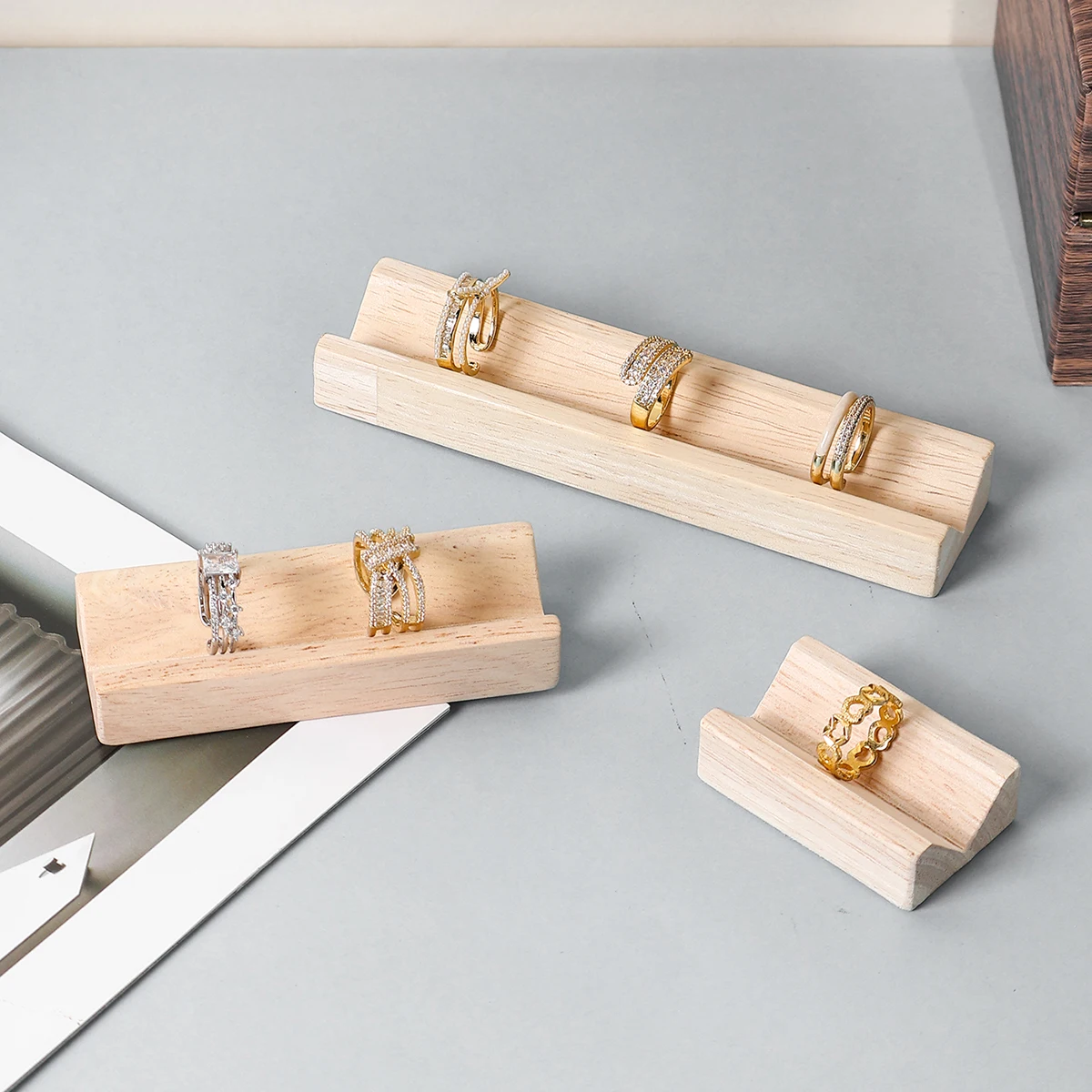 

Exclusive V-slot display stand for jewelry, rubber wooden watch display stand, jewelry tray on the shopping mall counter, photo