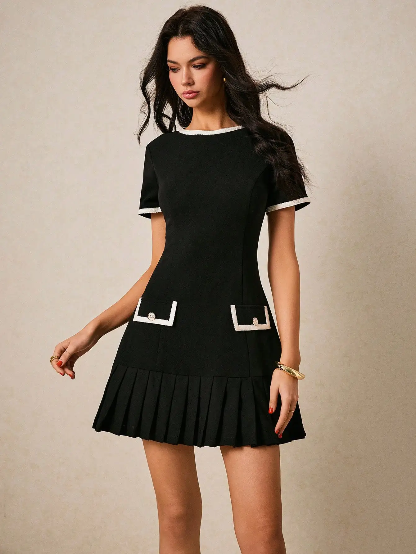 

Женское черное мини-платье с круглым вырезом, короткими рукавами и плиссированным подолом