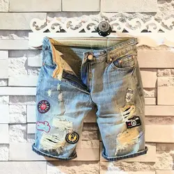 Short en denim imprimé de lettres pour hommes, trous décontractés, étiquette de broderie, pantalon en denim moyen à 5 points, mode masculine, été